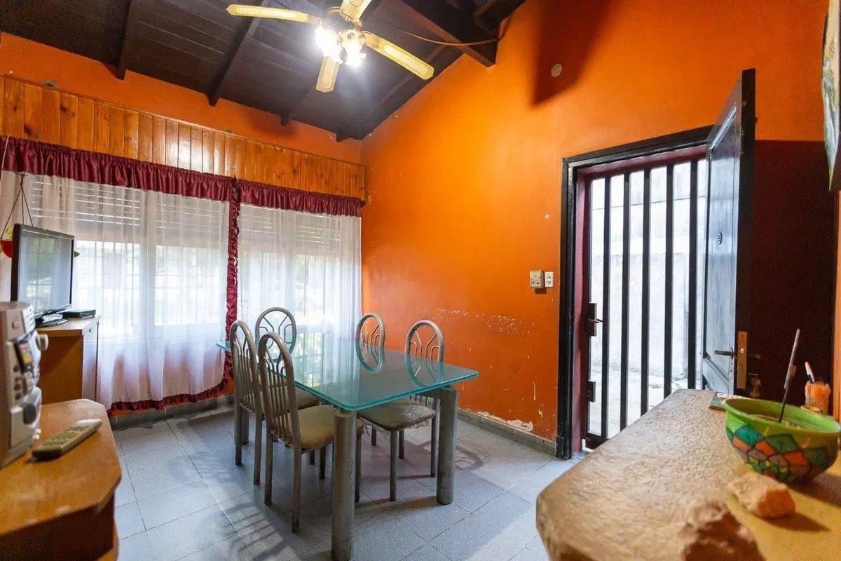 VENTA CASA A REFFACIONAR EN CASTELAR - PERMUTA 4