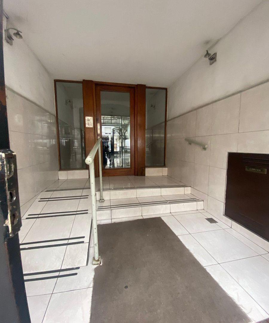 Foto de VENTA DEPTO 4 AMBIENTES CON BALCON EN FLORES, imagen 4