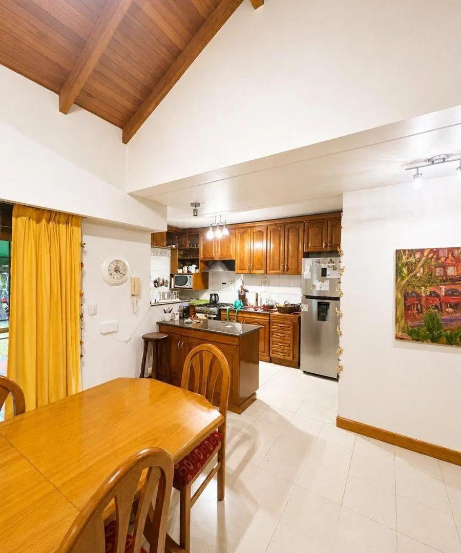 CASA 4 AMB. CON GARAGE CUBIERTO, JARDIN Y QUINCHO 3