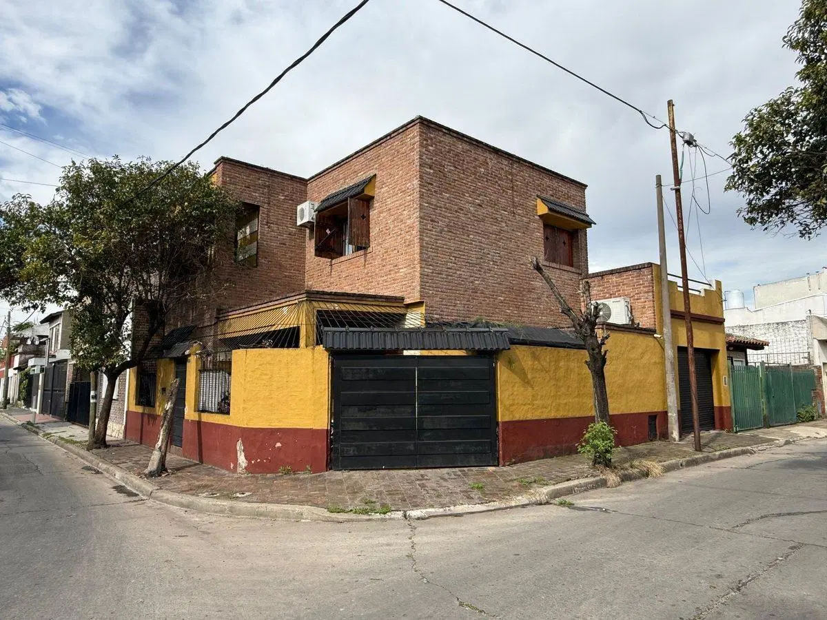 CASA 5 AMB. CON DOBLE COCHERA EN V. SARMIENTO 3
