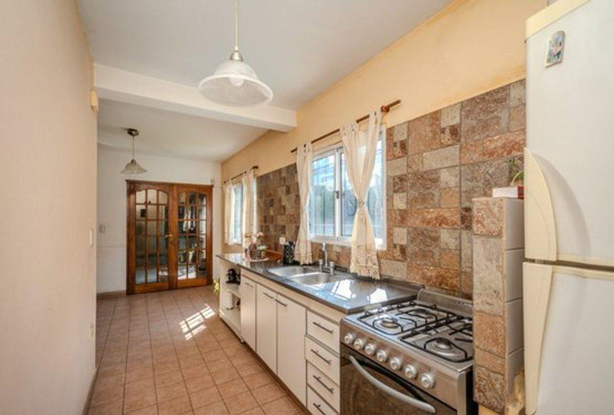 Foto de VENTA CASA 4 AMBIENTES CON JARDIN Y PILETA, imagen 3