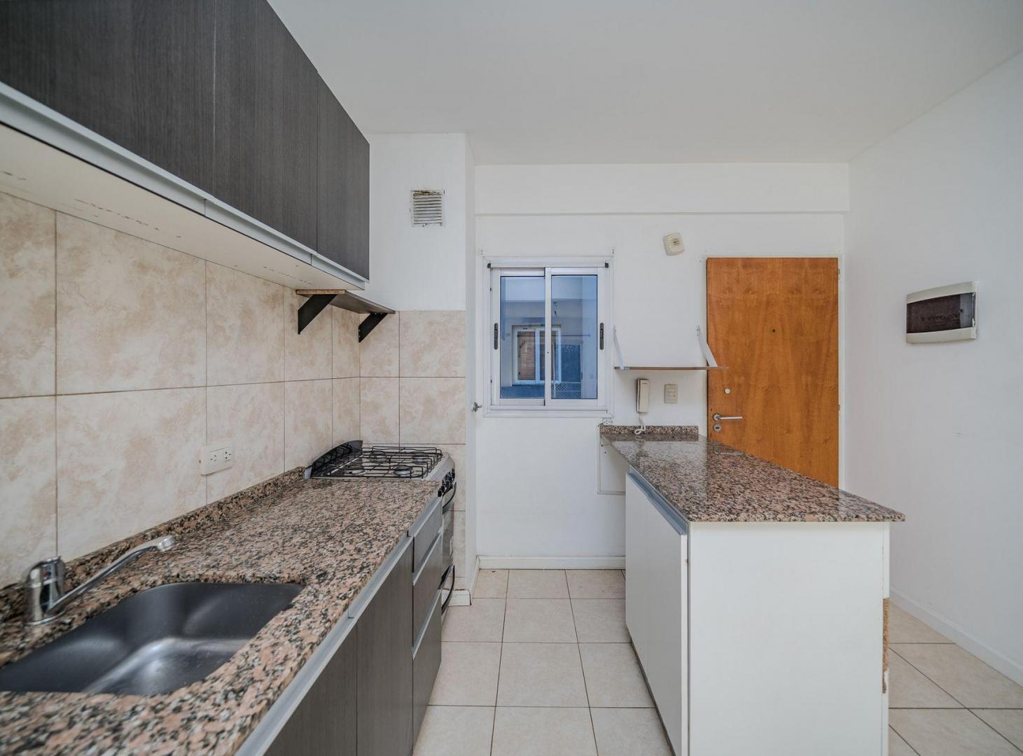 Foto de VENTA DEPTO 2 AMB BALCON COCHERA CUBIERTA CASEROS, imagen 5