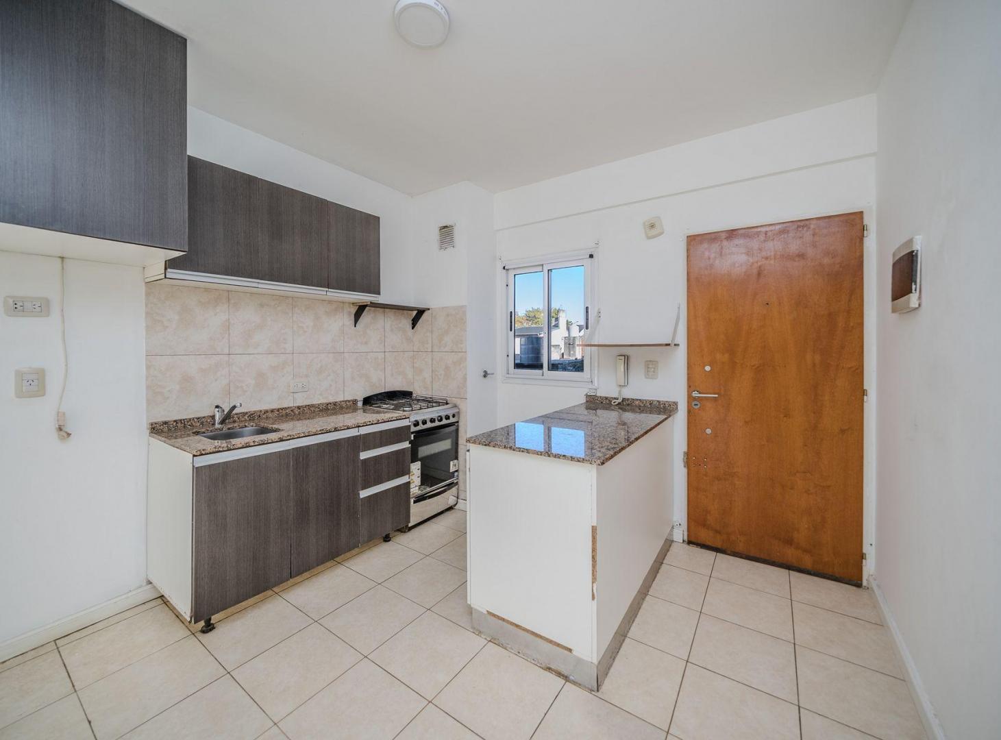 Foto de VENTA DEPTO 2 AMB BALCON COCHERA CUBIERTA CASEROS, imagen 3