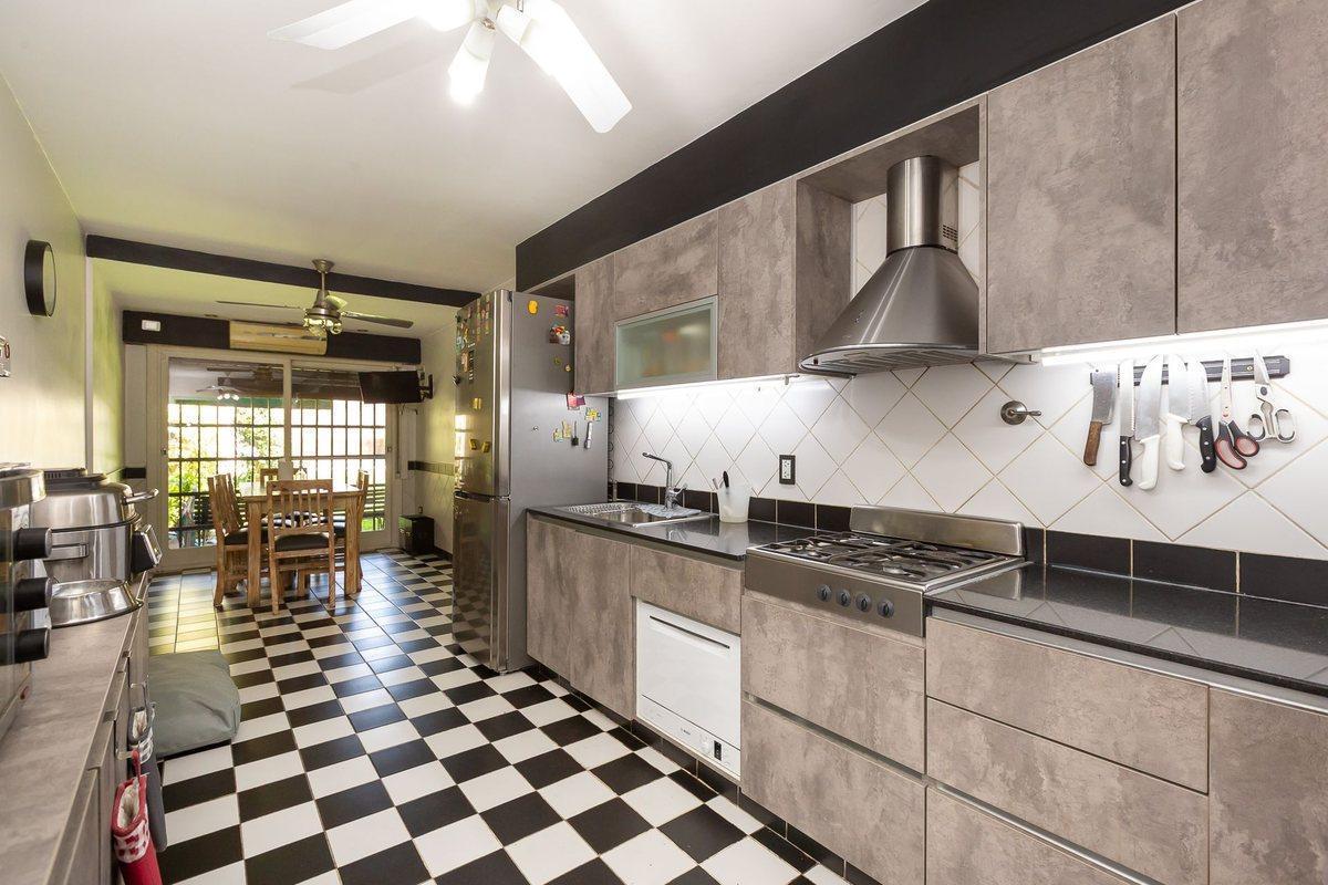 Foto de VENTA CASA 5 AMB C/PARQUE/PILETA/COCHERA-PERMUTA, imagen 4