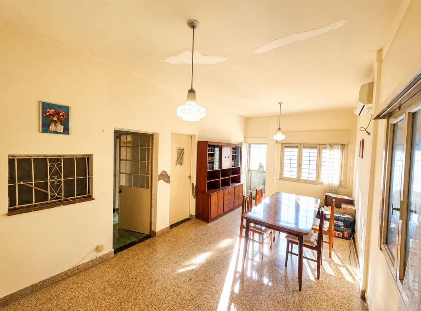 Foto de VENTA CASA 4 AMBIENTES EN TERRENO 300 M2 CASEROS, imagen 1