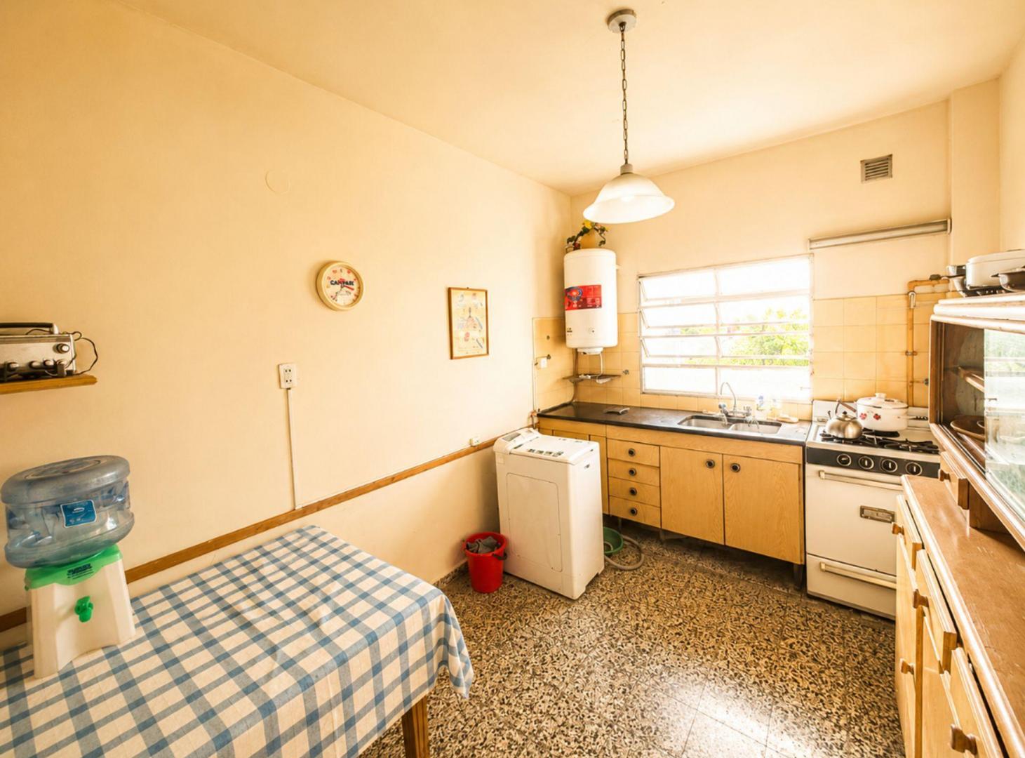 Foto de VENTA CASA 4 AMBIENTES EN TERRENO 300 M2 CASEROS, imagen 2