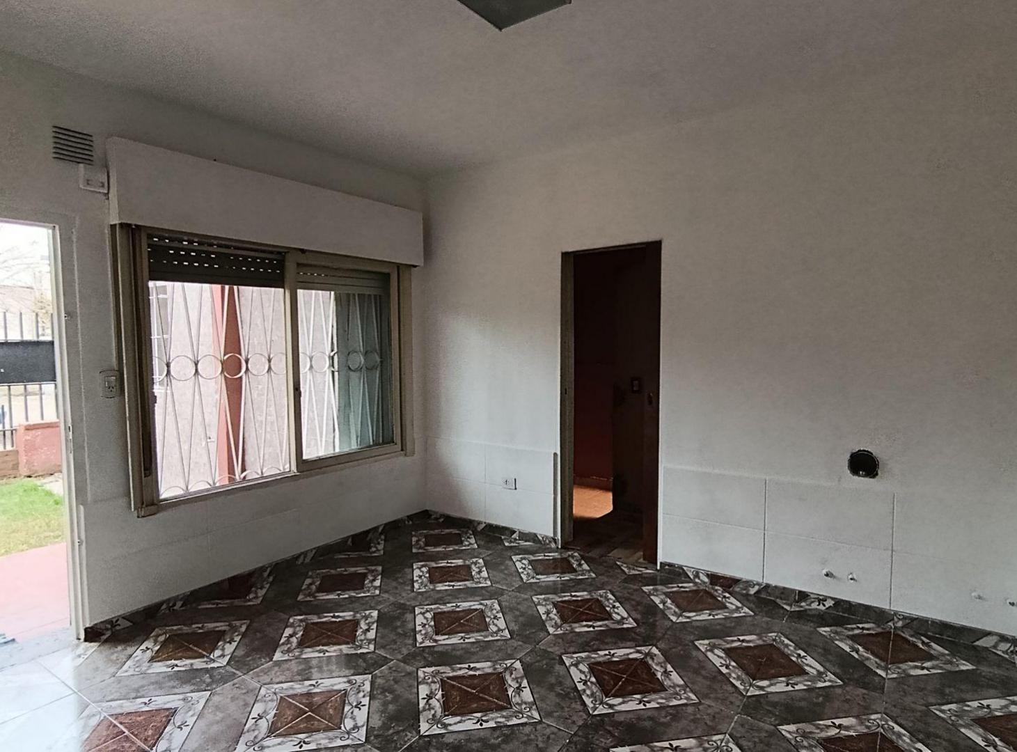 Foto de ALQUILER CASA 5 AMBIENTES DOS PLANTAS MORENO, imagen 2