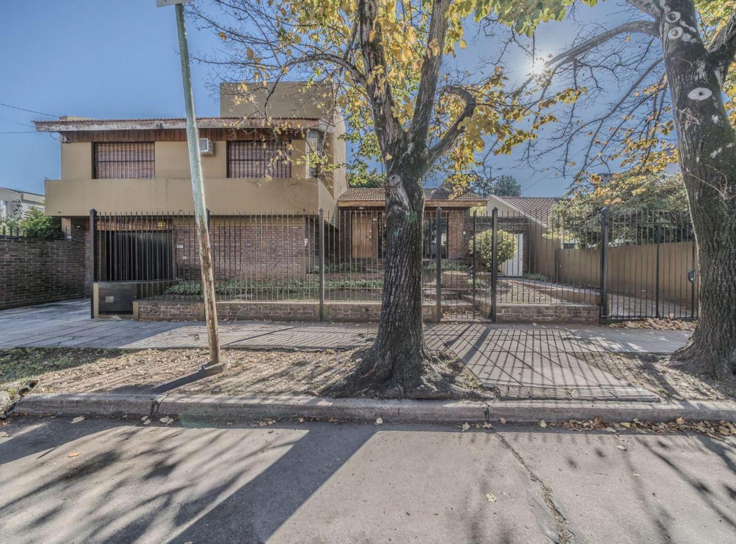 Foto de Casa en venta - Villa Sarmiento - Jardin y pileta, imagen 1