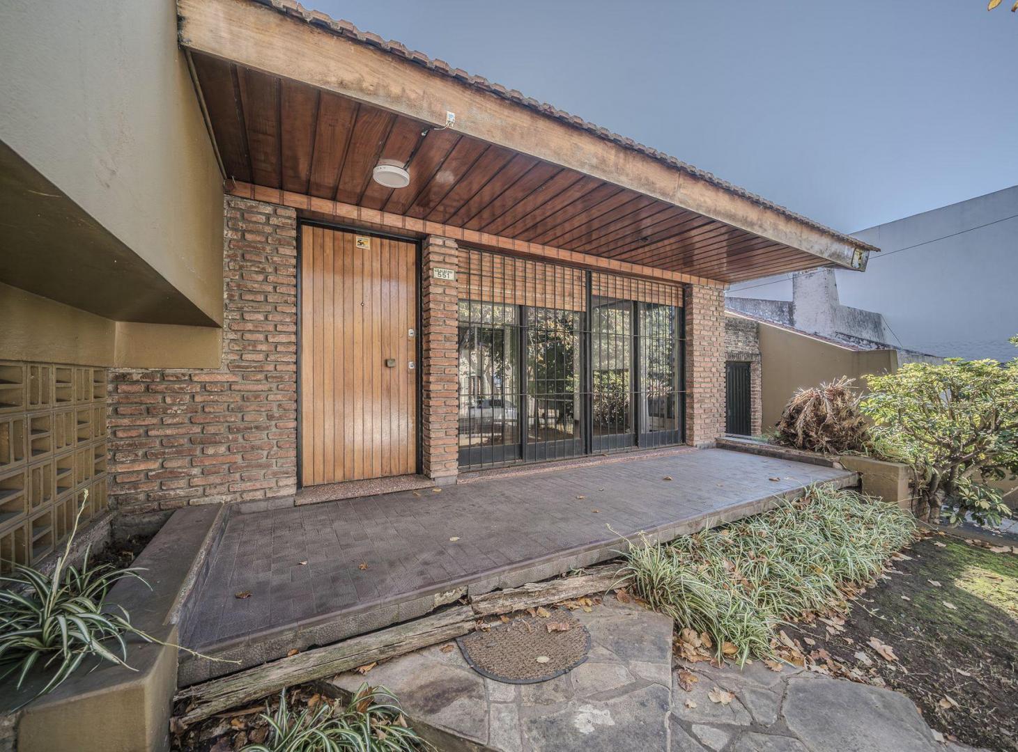 Foto de Casa en venta - Villa Sarmiento - Jardin y pileta, imagen 2