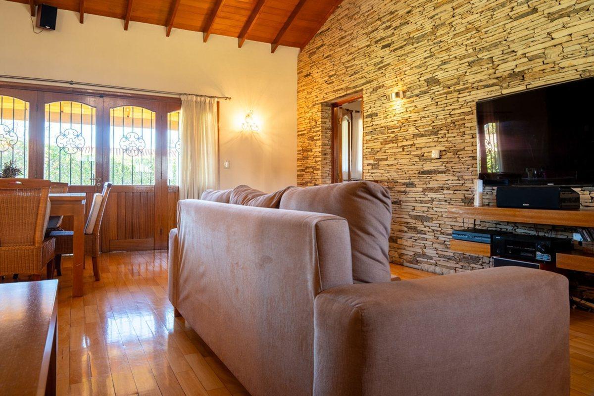 Foto de VENTA CASA 4 AMB. PILETA COCH./PARRILA APTA CRED., imagen 2