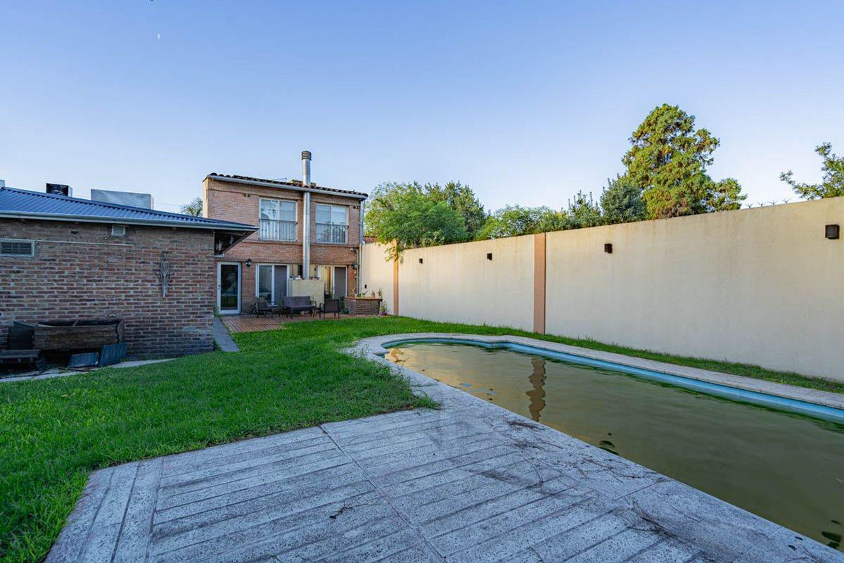 Foto de VENTA CASA 5 AMB C/PILETA EN CIUDAD EVITA PERMUTA, imagen 2