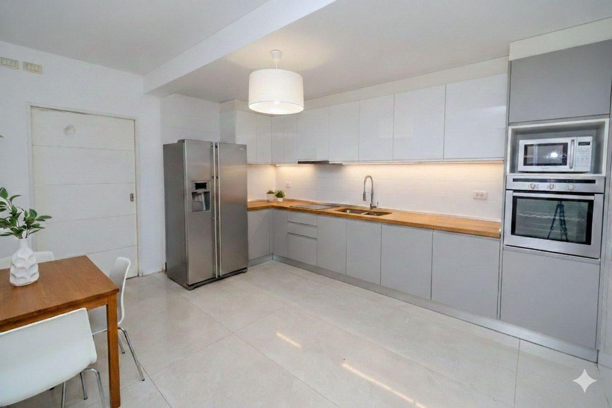 Foto de VENTA CASA 6 AMB FLORES PISCINA COCHERA PERMUTA, imagen 1
