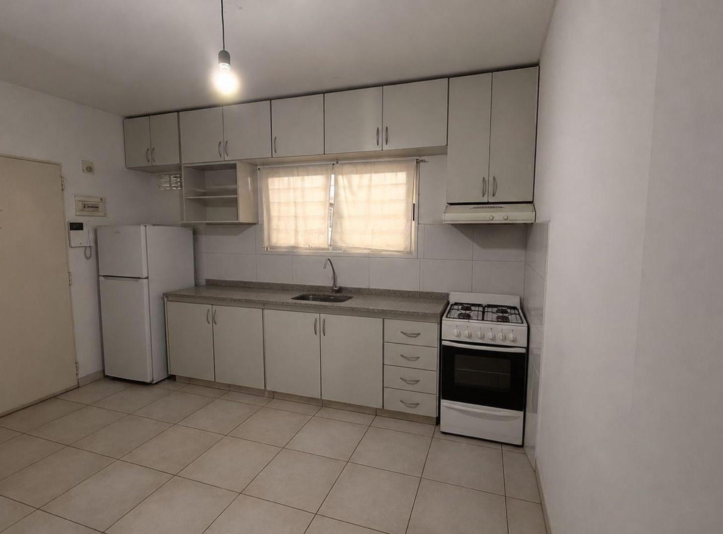 Foto de VENTA DEPTO 2 AMB C/COCHERA Y BALCON-CASEROS, imagen 1