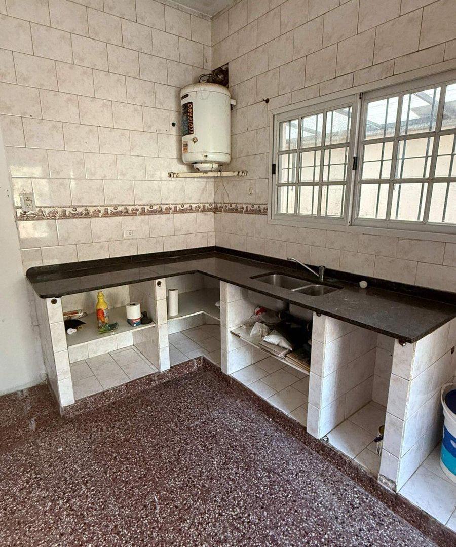 Foto de VENTA CASA GARAGE LOTE DE 375M SAN MARTIN PERMUTA, imagen 5