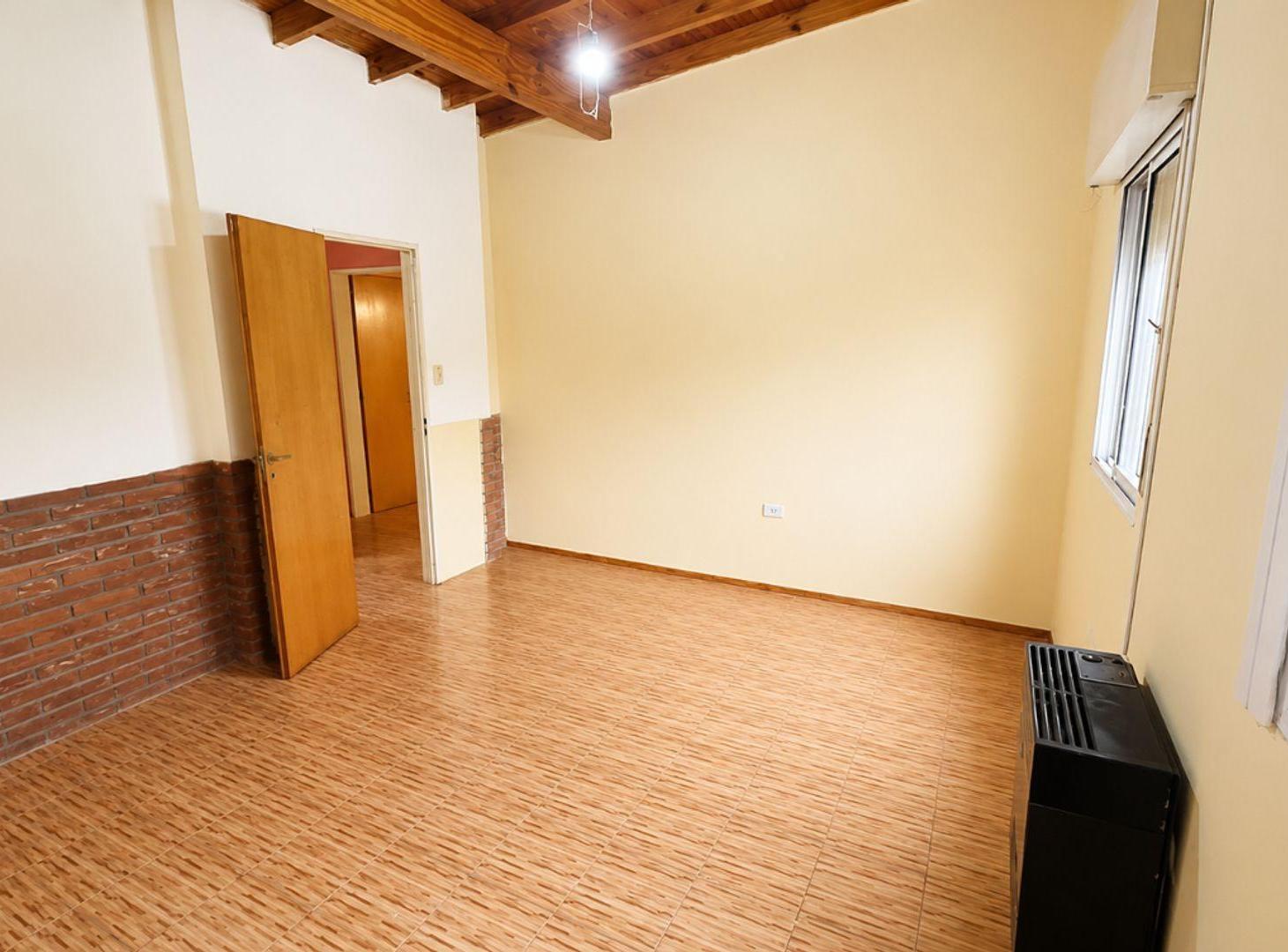 Foto de VENTA PH 4 AMB + LOCAL AL FRENTE CASEROS PERMUTA, imagen 1