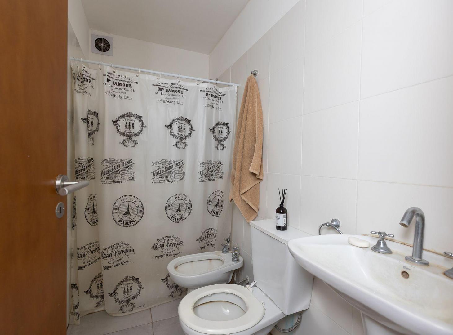 Foto de Casa a refaccionar + Depto de 2 amb en Hurlingham, imagen 3