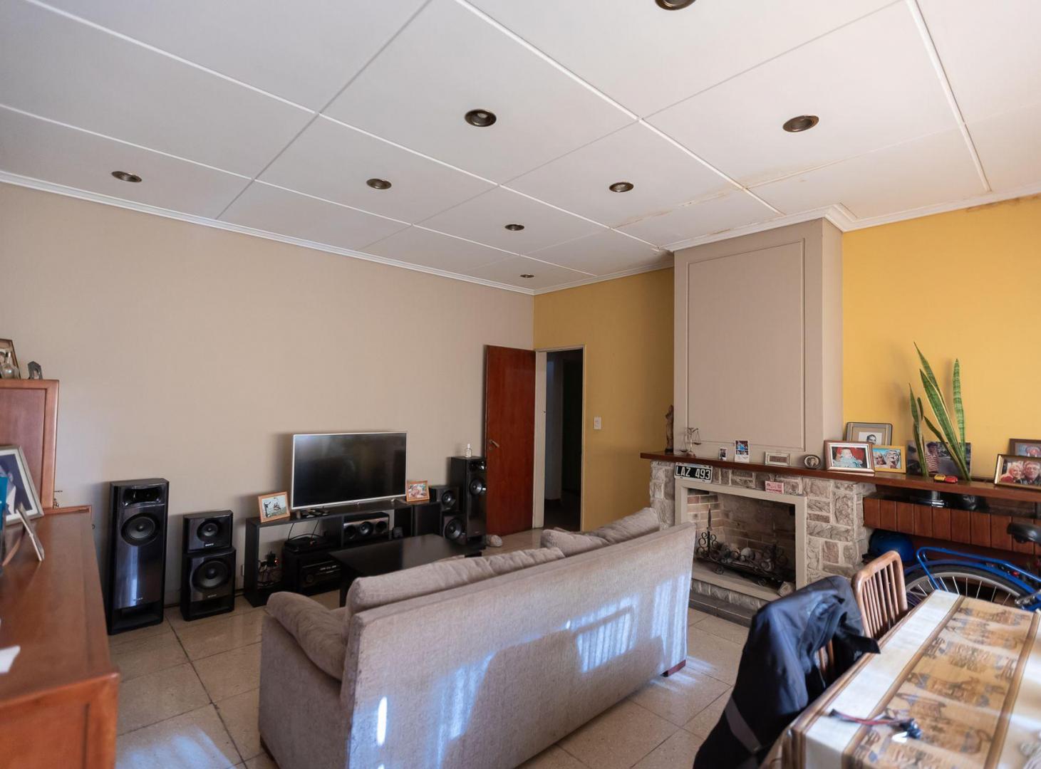 Foto de VENTA CASA 6 AMB. JARDIN VILLA SARMIENTO PERMUTA, imagen 1