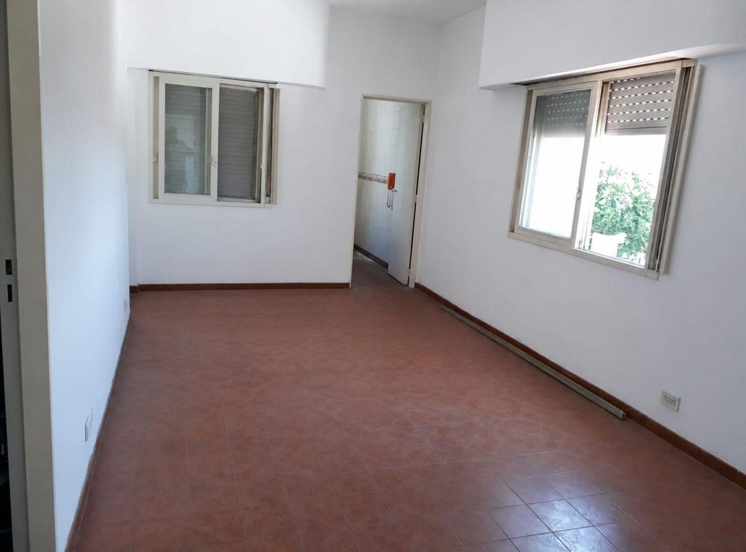 Foto de VENTA DEPTO. 2 AMB. CASEROS PERMUTA, imagen 2