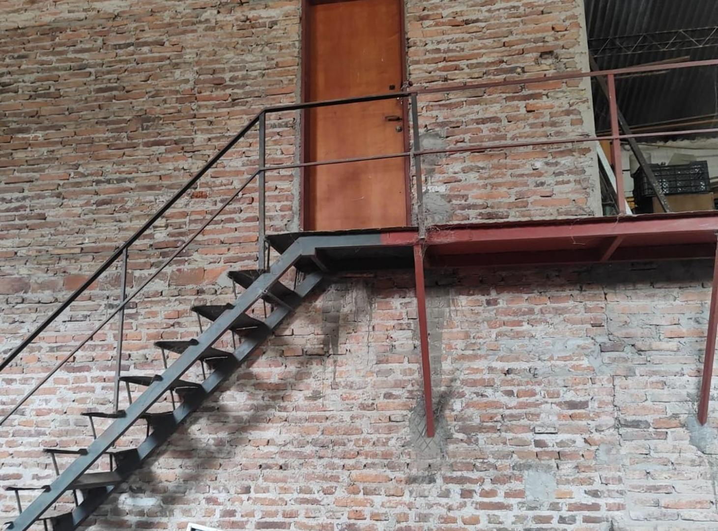 Foto de EXCELENTE GALPON 300M2 TINGLADO OFICINA Y DPTO, imagen 4