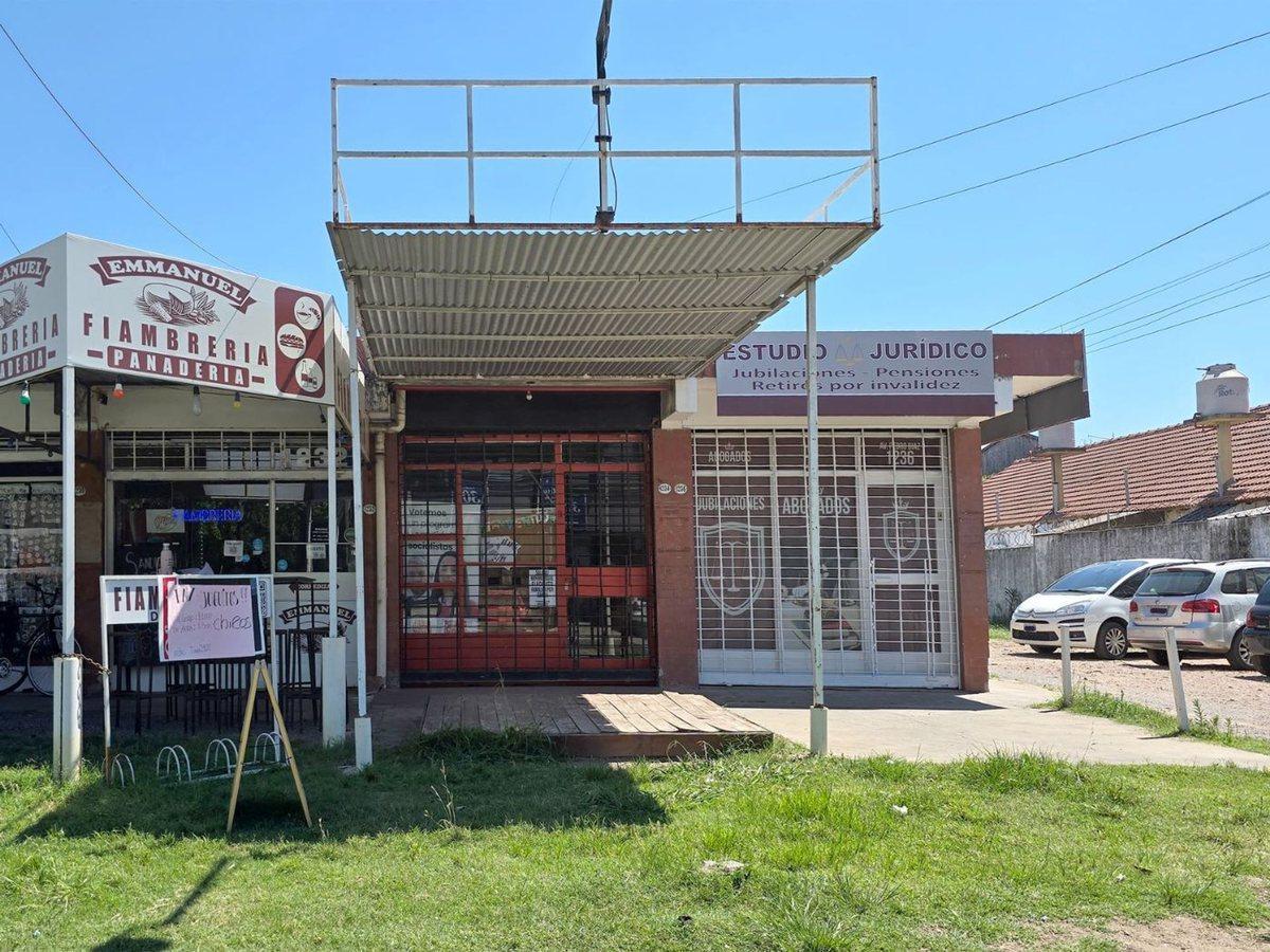 Foto de VENTA LOCAL AL FRENTE SOBRE PEDRO DÍAZ. V. TESEI, imagen 1