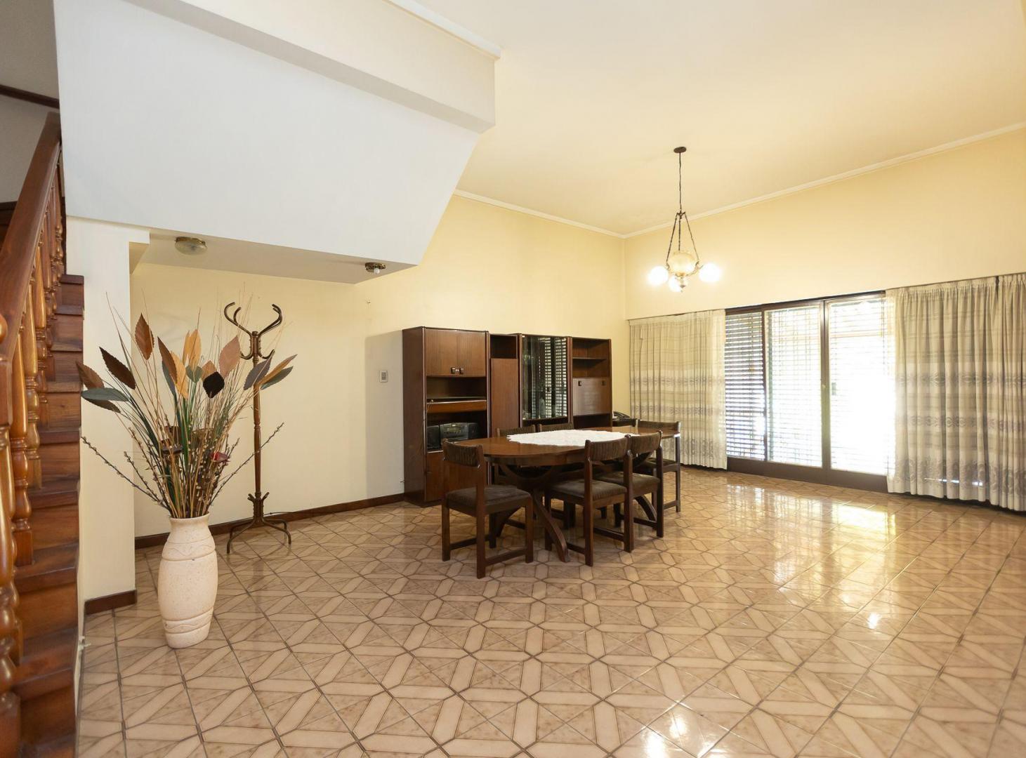 Foto de Casa de 6 Amb Lujosa en Villa Sarmiento - Permuta, imagen 4