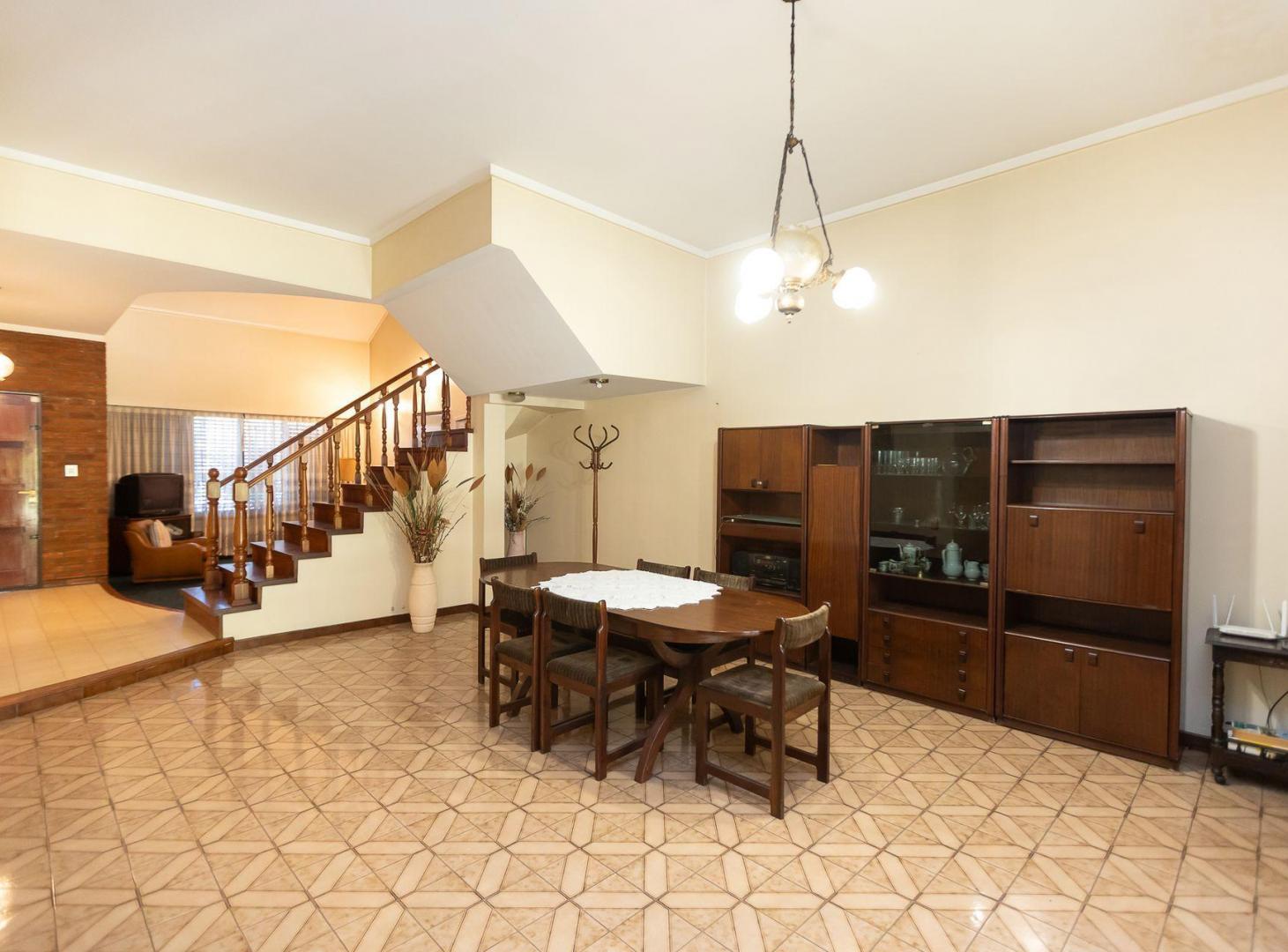 Foto de Casa de 6 Amb Lujosa en Villa Sarmiento - Permuta, imagen 3