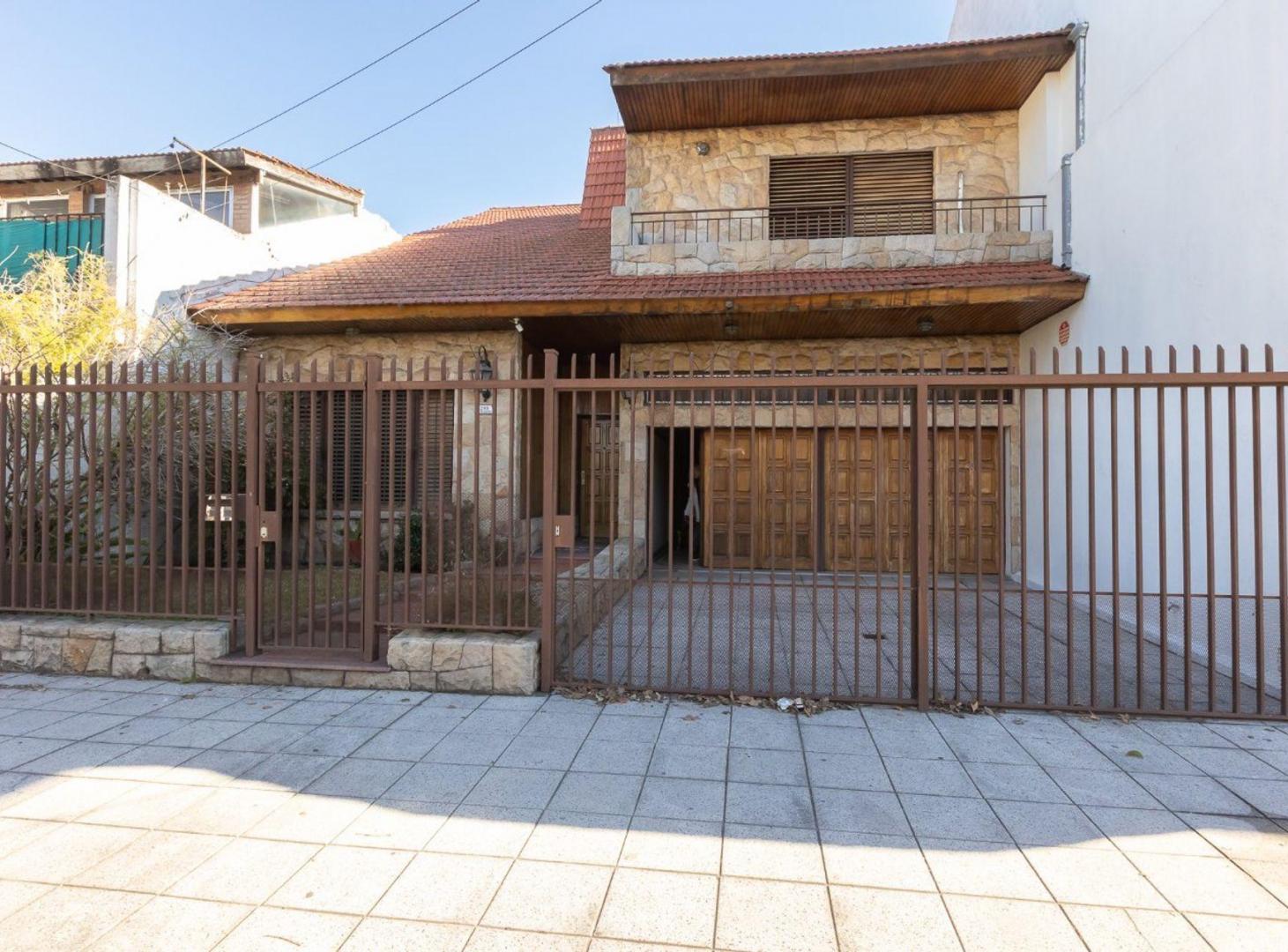 Foto de Casa de 6 Amb Lujosa en Villa Sarmiento - Permuta, imagen 5