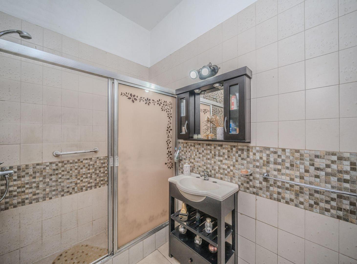Foto de CASA 3 AMBIENTES CON COCHERA Y PILETA - V. BOSCH, imagen 2