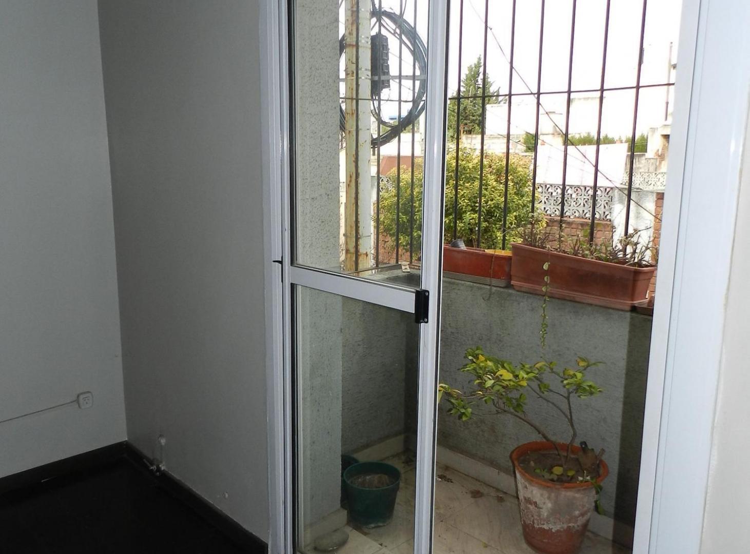 Foto de VENTA DEPTO 3 AMB. EN VERSALLES C/TERRAZA PROPIA, imagen 1