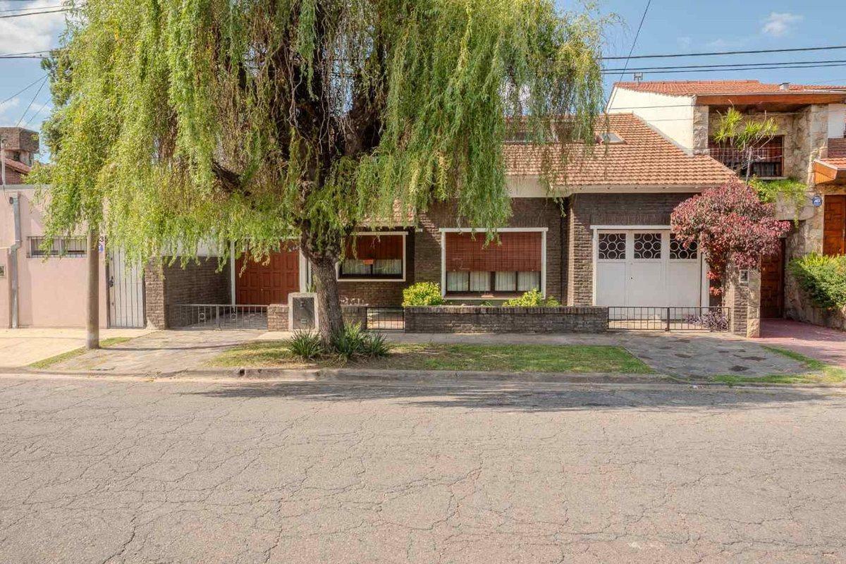 Foto de CHALET 6 AMB PARQUE PILETA QUINCHO HURLINGHAM, imagen 1