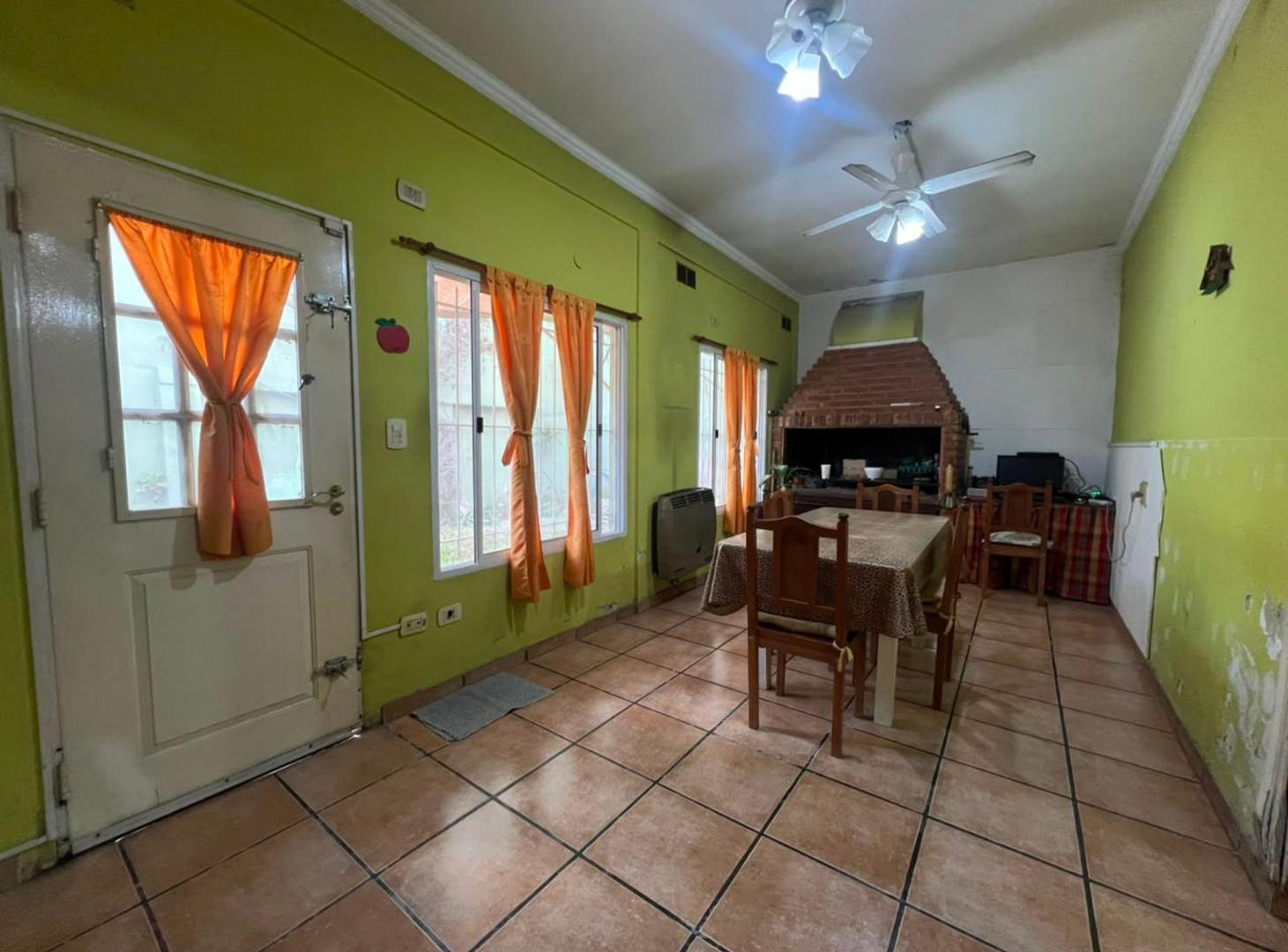 Foto de VENTA CASA 4 AMB. COCHERA PATIO QUINCHO PERMUTA, imagen 2