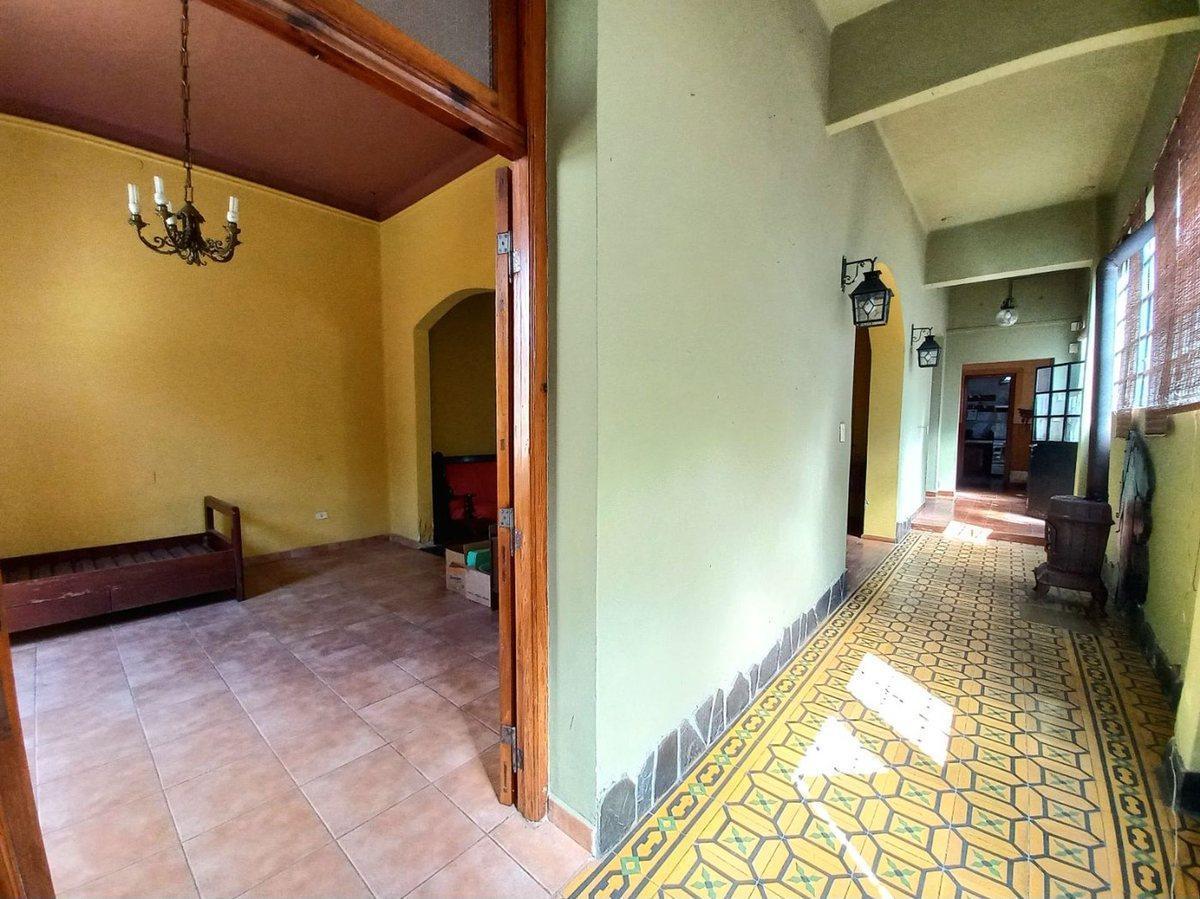 Foto de VENTA CASA 5 AMBIENTES-CASTELAR-PERMUTA-REFACCIONA, imagen 2