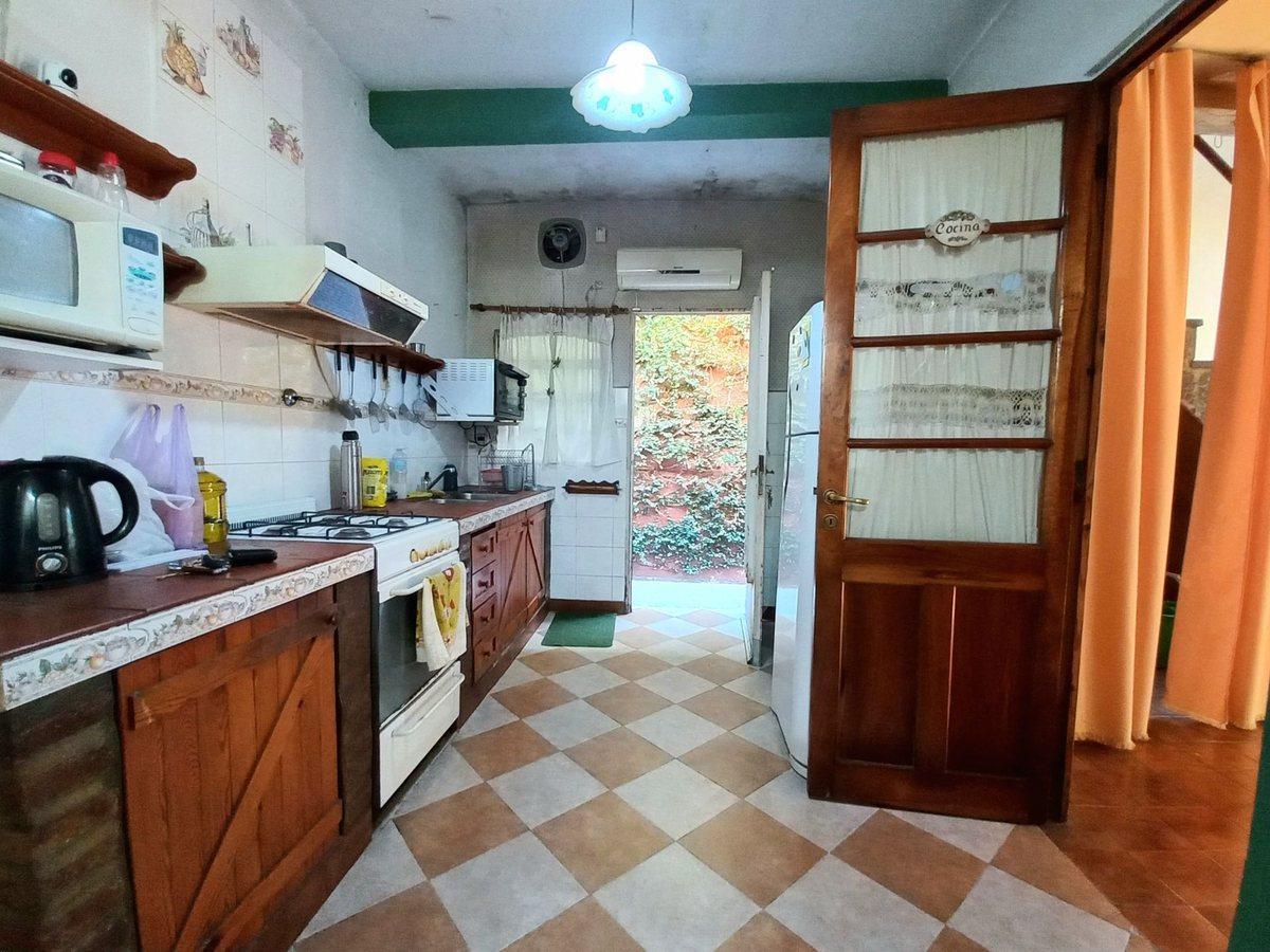 Foto de VENTA CASA 5 AMBIENTES-CASTELAR-PERMUTA-REFACCIONA, imagen 1