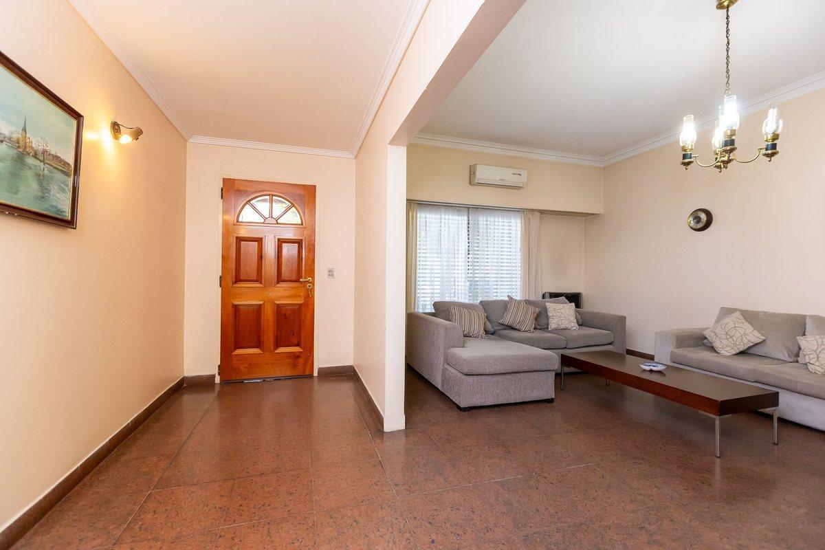 Foto de VENTA CASA EN CASEROS C/ COCHERA Y PATIO - PERMUTA, imagen 4