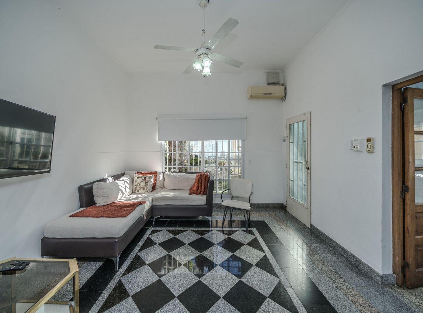 Foto de venta casa 3 amb con parque y piscina en caseros, imagen 1