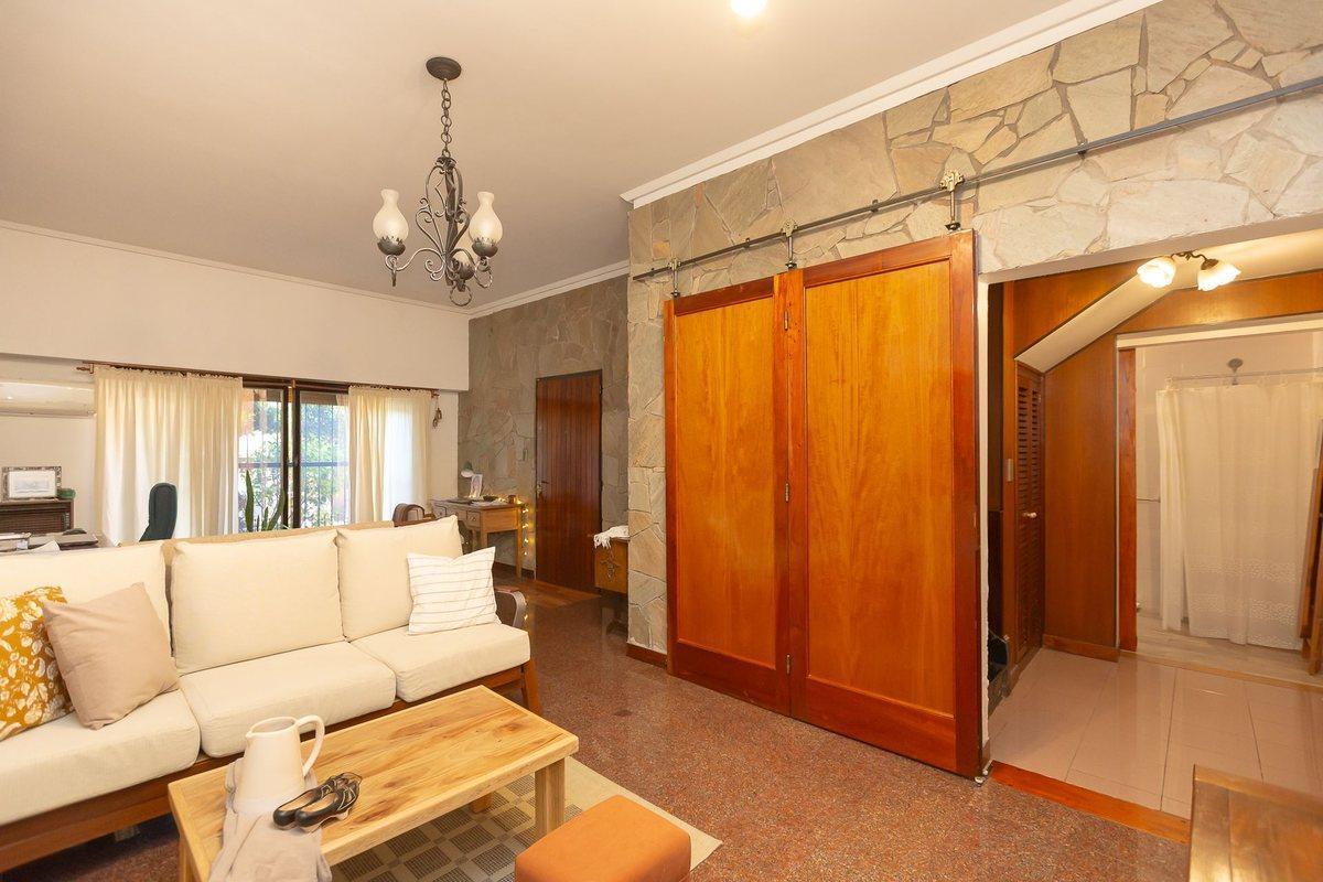 Foto de VENTA CASA EN CASEROS 5 AMB - PERMUTA, imagen 4