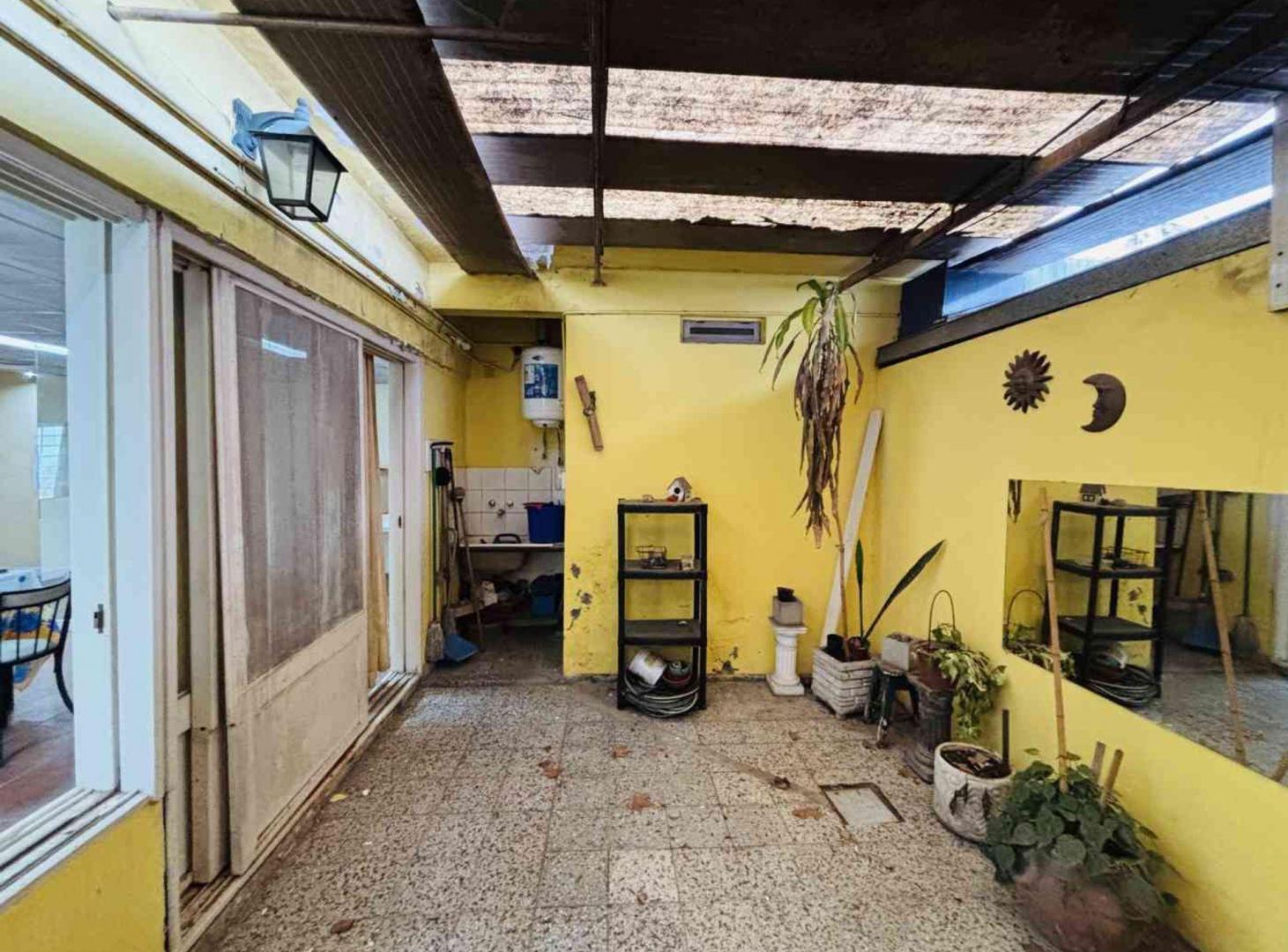 Foto de VENTA PH APTO PROF Y COMERCIAL COCHERA Y PATIO, imagen 1