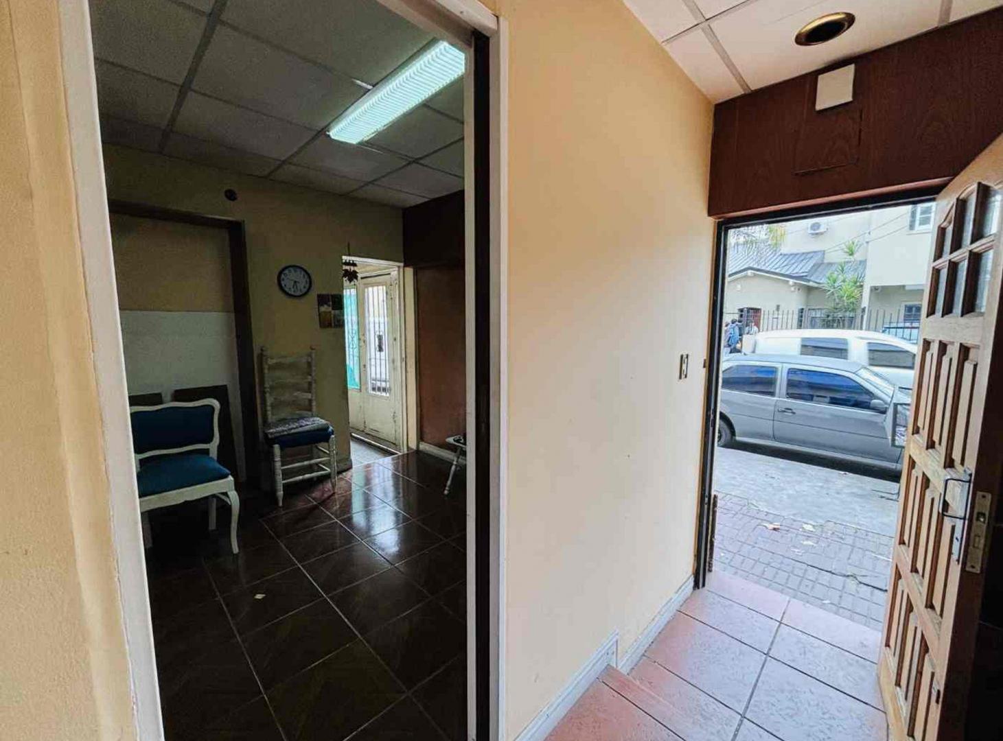Foto de VENTA PH APTO PROF Y COMERCIAL COCHERA Y PATIO, imagen 3