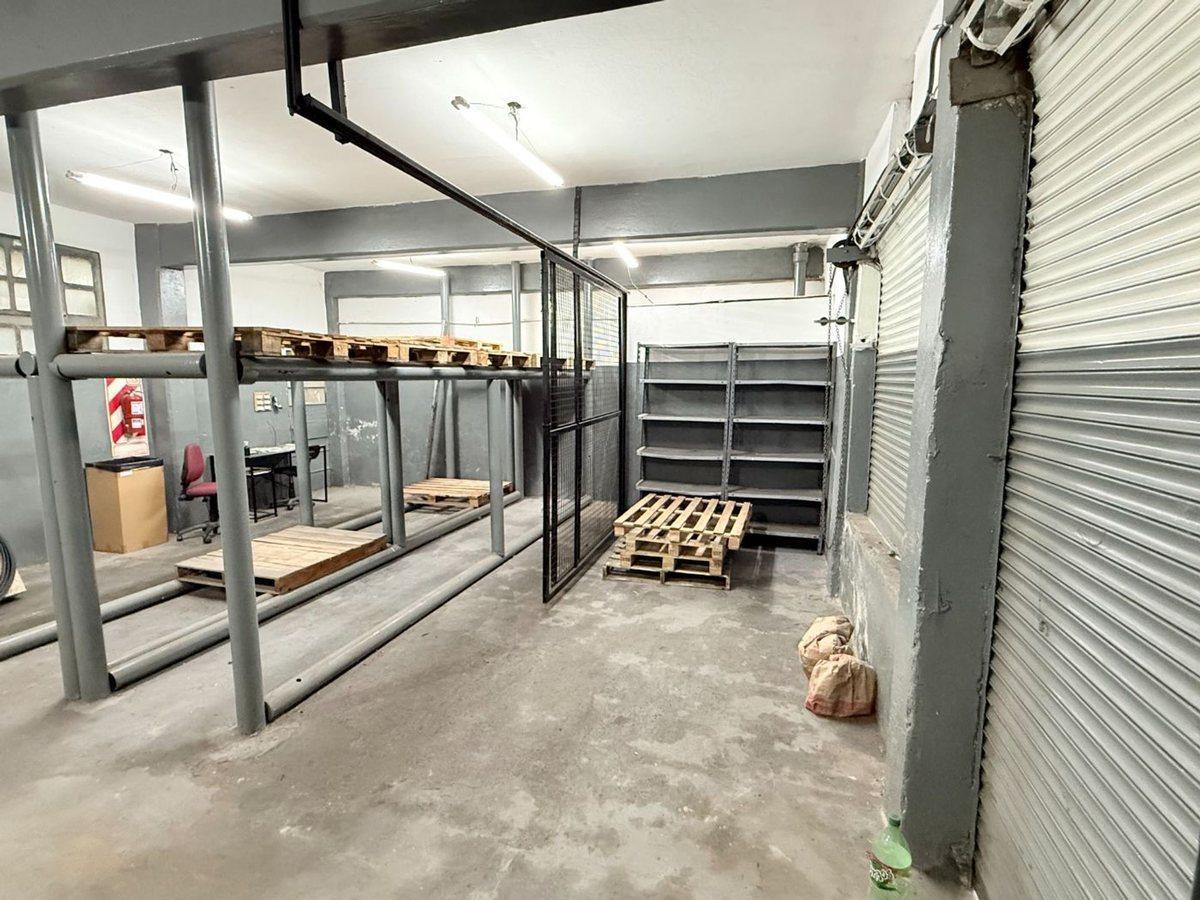 Foto de Venta Galpon con terraza libre edificable Caseros, imagen 2