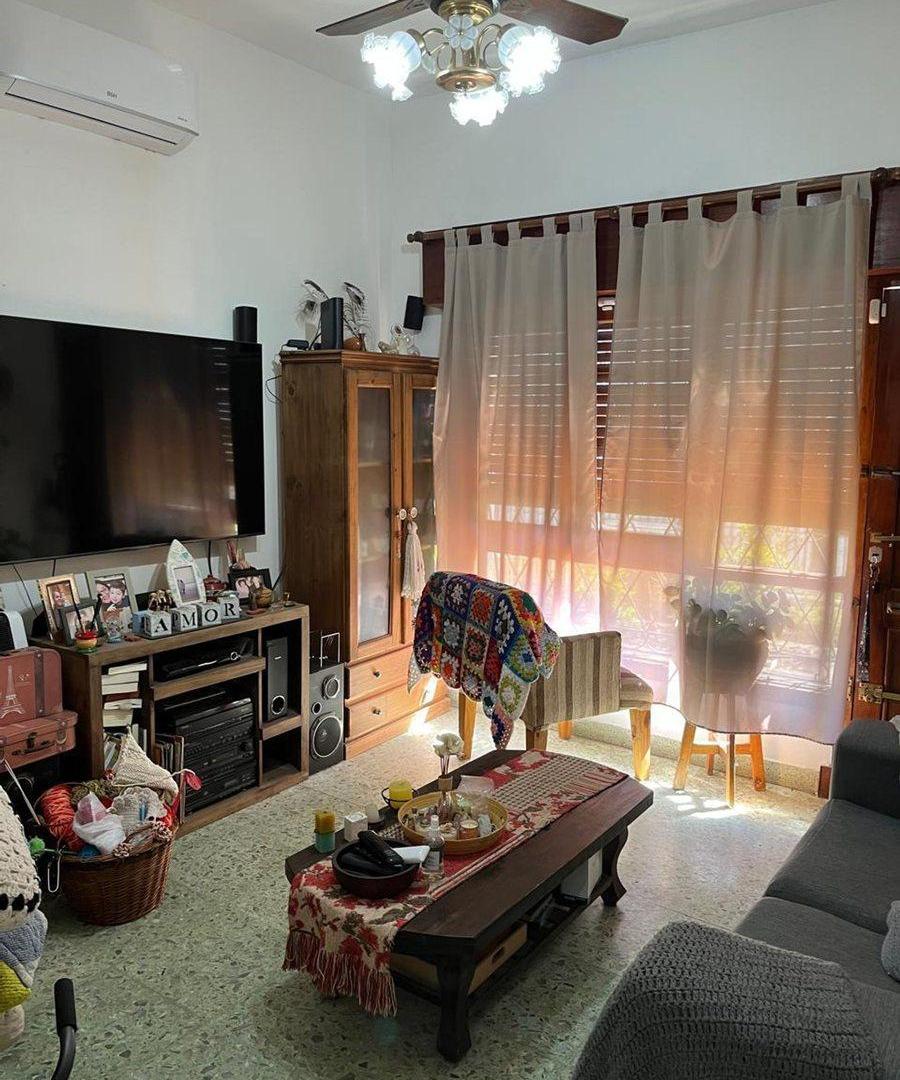 Foto de Venta casa 4 ambientes con cochera en Caseros., imagen 2