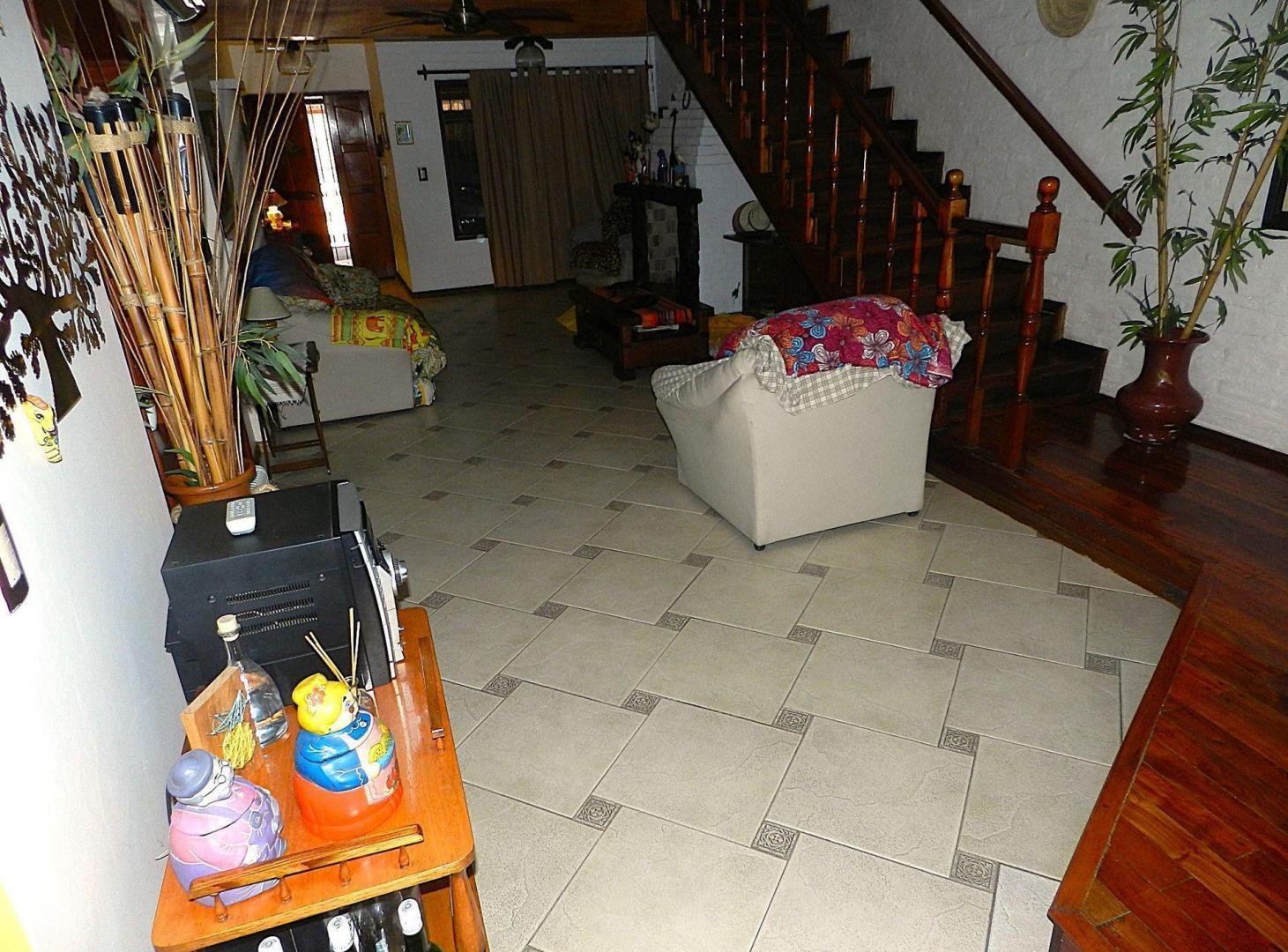 Foto de VENTA CASA 5 AMB. + DEPTO EN HURLINGHAM, imagen 2