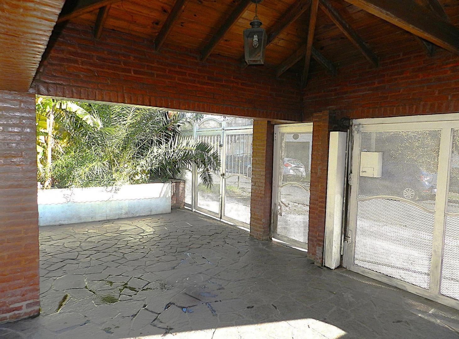 Foto de VENTA CASA 6 AMB. + DEPTO + QUINCHO EN HURLINGHAM, imagen 1