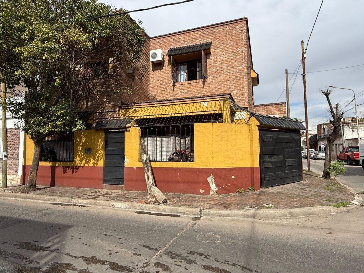 Foto de CASA 5 AMB. CON DOBLE COCHERA EN V. SARMIENTO, imagen 2