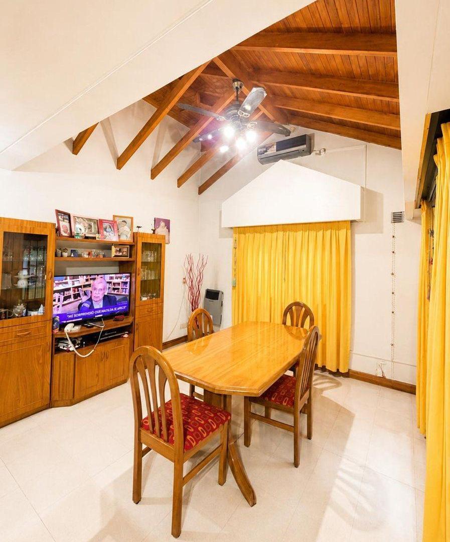 Foto de CASA 4 AMB. CON GARAGE CUBIERTO, JARDIN Y QUINCHO, imagen 2