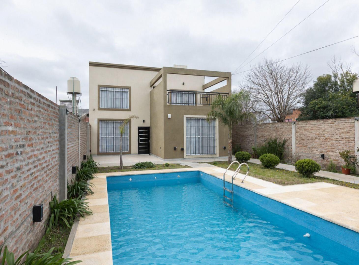 Foto de VENTA CASA 6 AMB MERLO C/ PILETA Y PARQUE, imagen 2