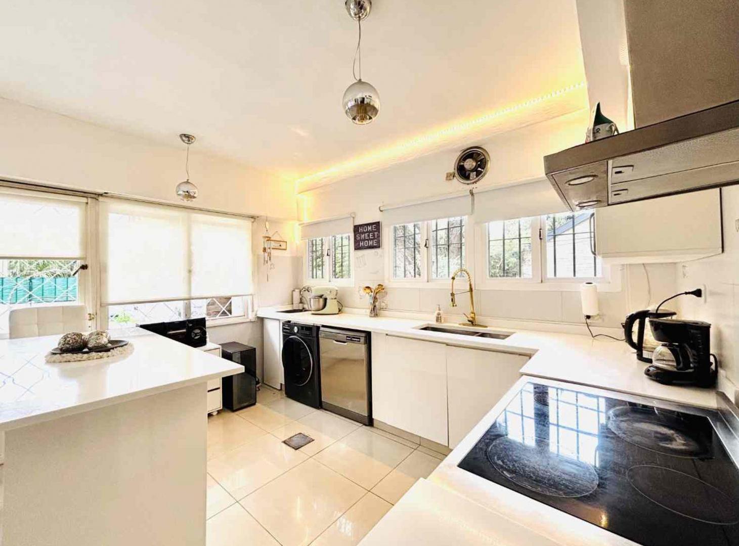 Foto de VENTA CASA 5 AMB BAJO VICENTE LOPEZ CON SEGURIDAD, imagen 3