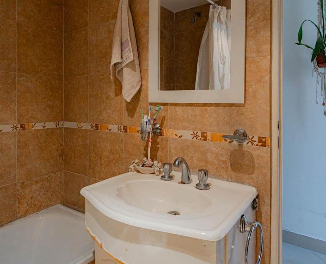 Foto de VENTA DEPARTAMENTO 2 AMB C/BALCON MONTE CASTRO, imagen 2