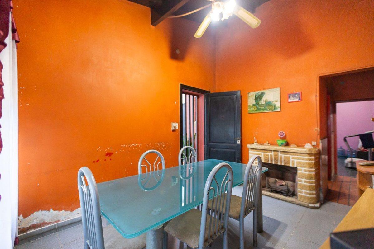 Foto de VENTA CASA A REFFACIONAR EN CASTELAR - PERMUTA, imagen 4