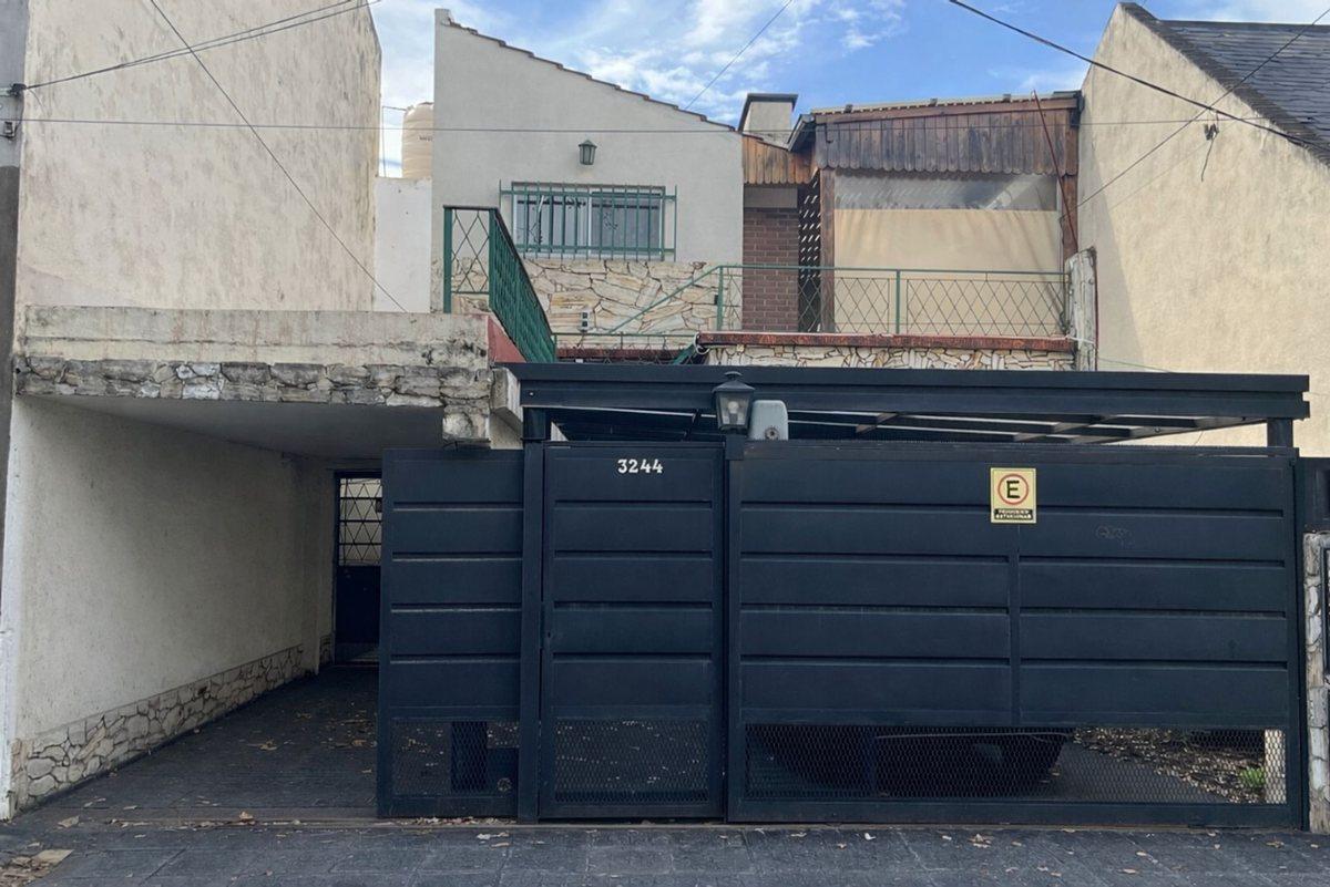 Foto de CASA EN CASEROS 6 AMB MULTIFAMILIAR PERMUTA, imagen 1