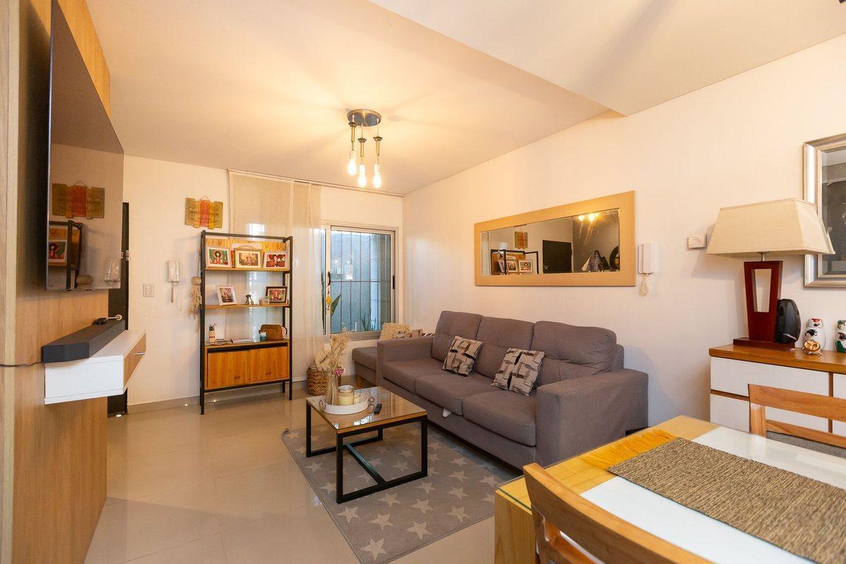 Foto de VENTA DPTO TRIPLEX 4 AMB EN MORON - PERMUTA, imagen 2
